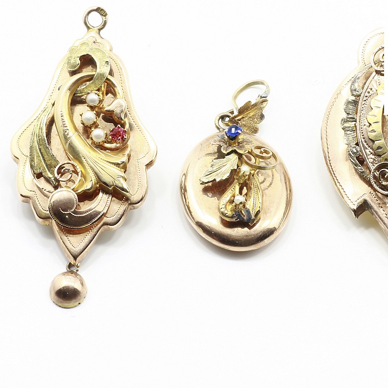 Two brooches and a gold pendant