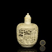 Ivory snuff bottle ‘Ladies in the garden’, 19th century