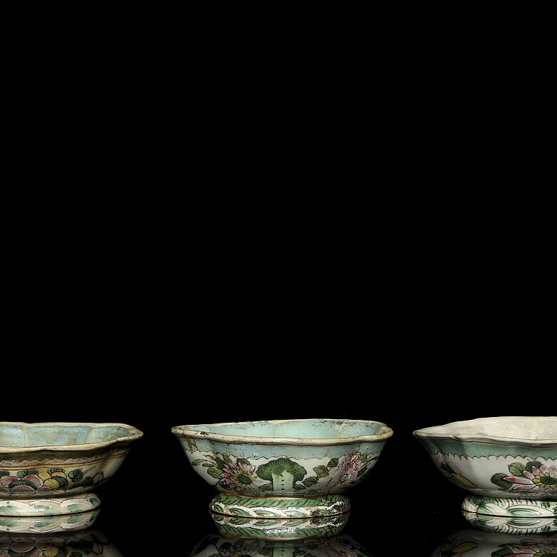 Three ‘famille rose’ bowls, Qing dynasty - 1