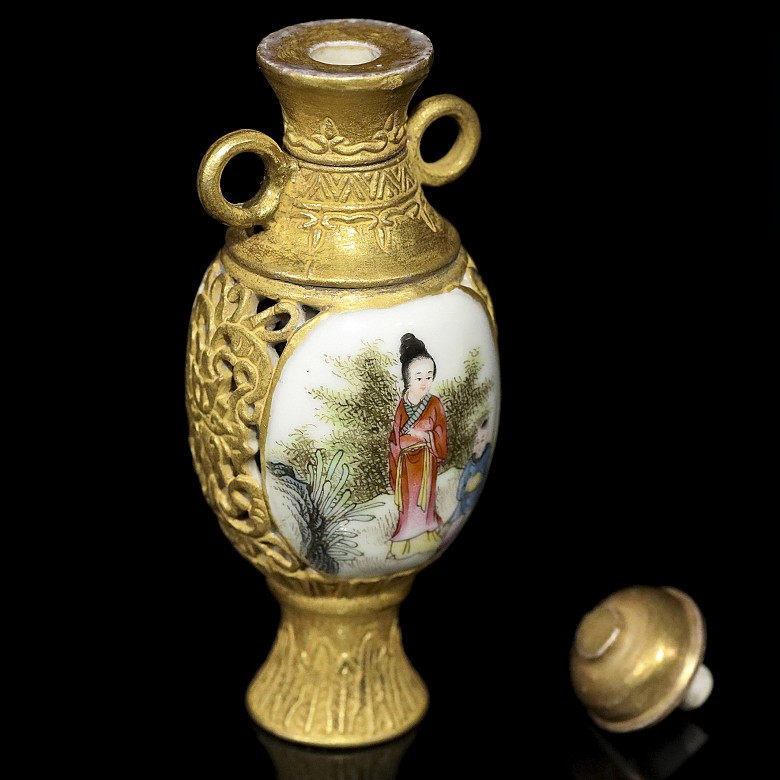 An enameled porcelain snuff bottle, with Qianlong mark