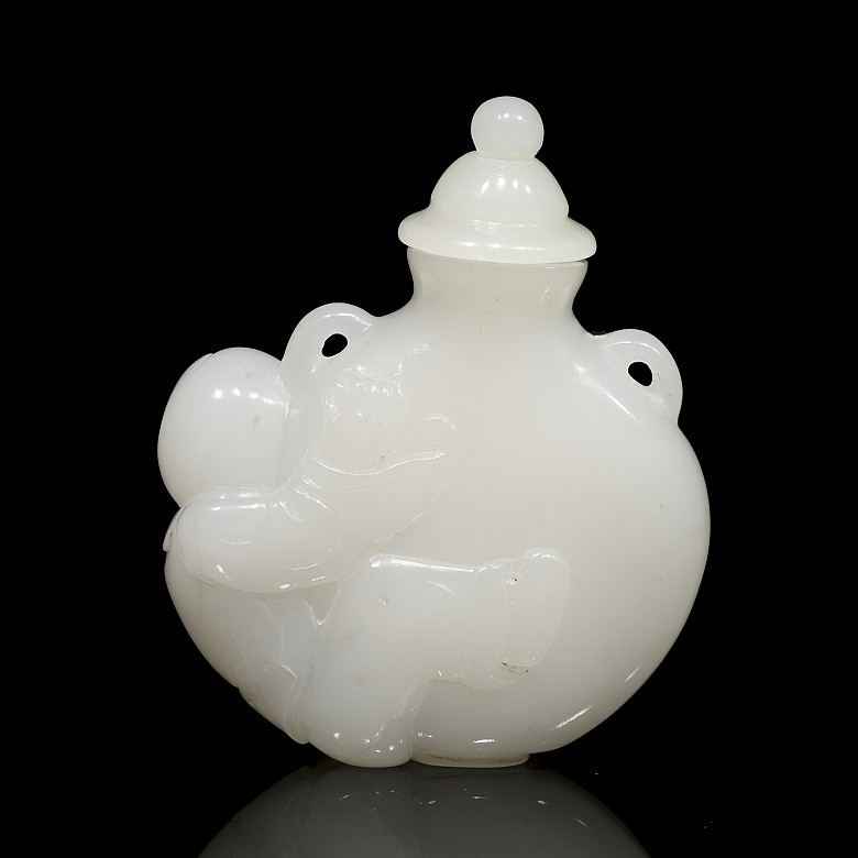 White jade snuff bottle, Qing dynasty, 19th Century