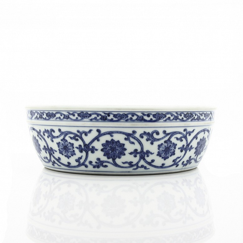 A blue and white floral dish, Qianlong seal mark.