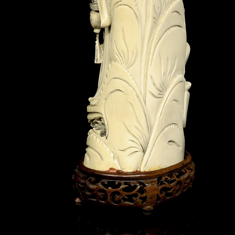 Carved ivory figure ‘Two young ladies’, 19th-20th century