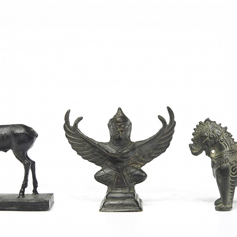 Tres pequeñas figuras de bronce, Asia.