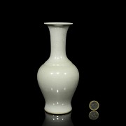 White glazed porcelain vase, 20th century - 7