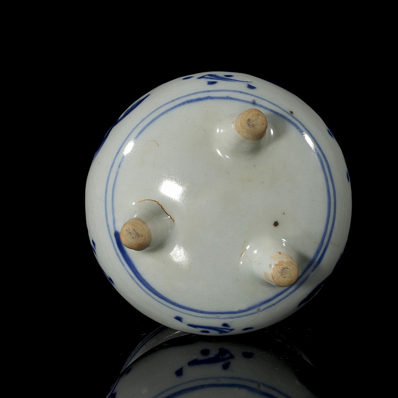 Blue-and-white ceramic censer ‘Dragon’ Qing dynasty