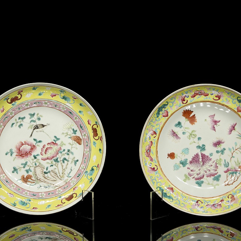 Pair of pink family plates ‘Flowers and birds’, 20th century