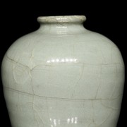 Celadon-glazed ware vase, Qing dynasty