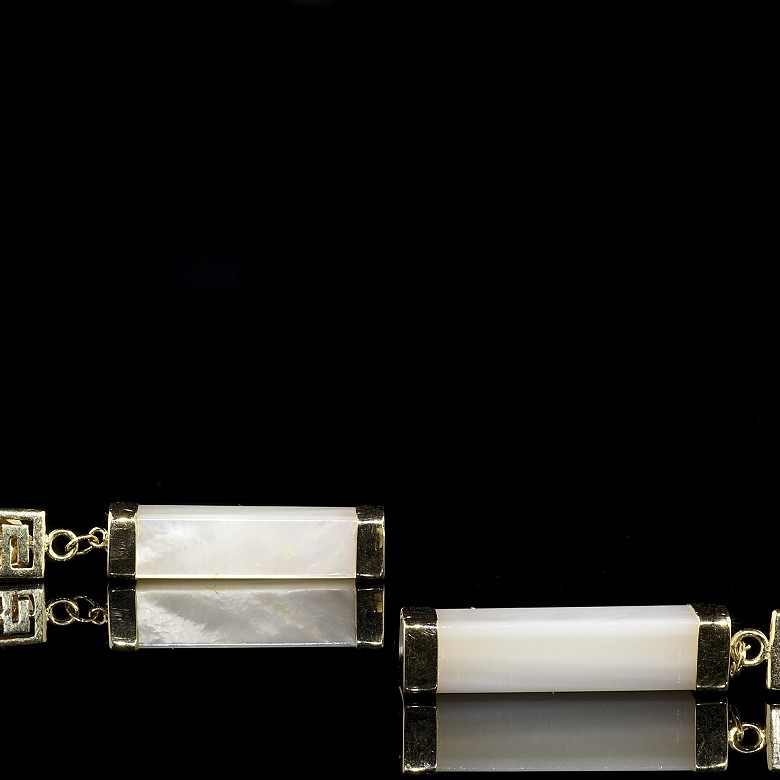 Yellow gold and mother-of-pearl earrings with movement