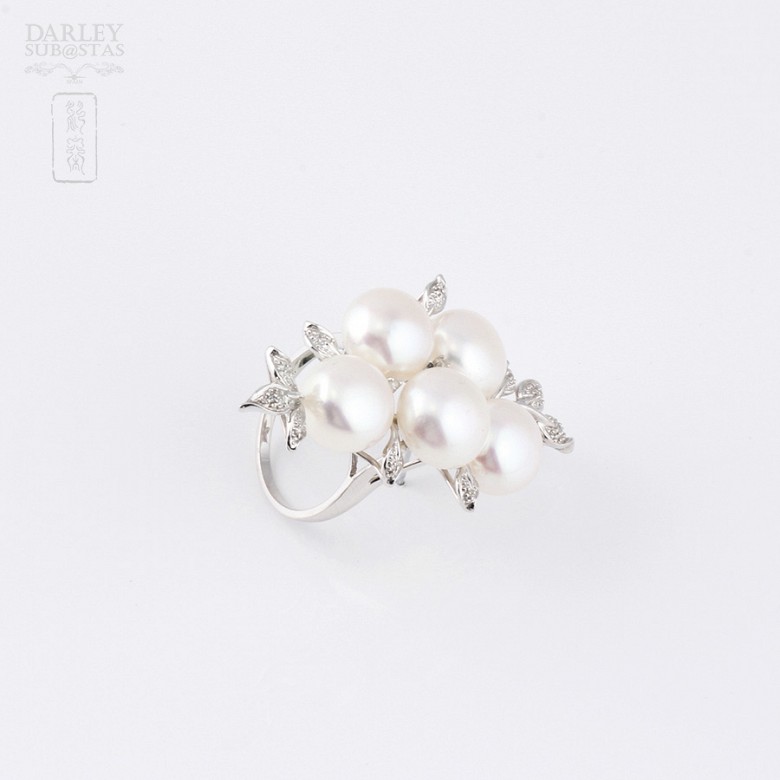 Ring in 18k white gold with pearls and 14 diamonds.