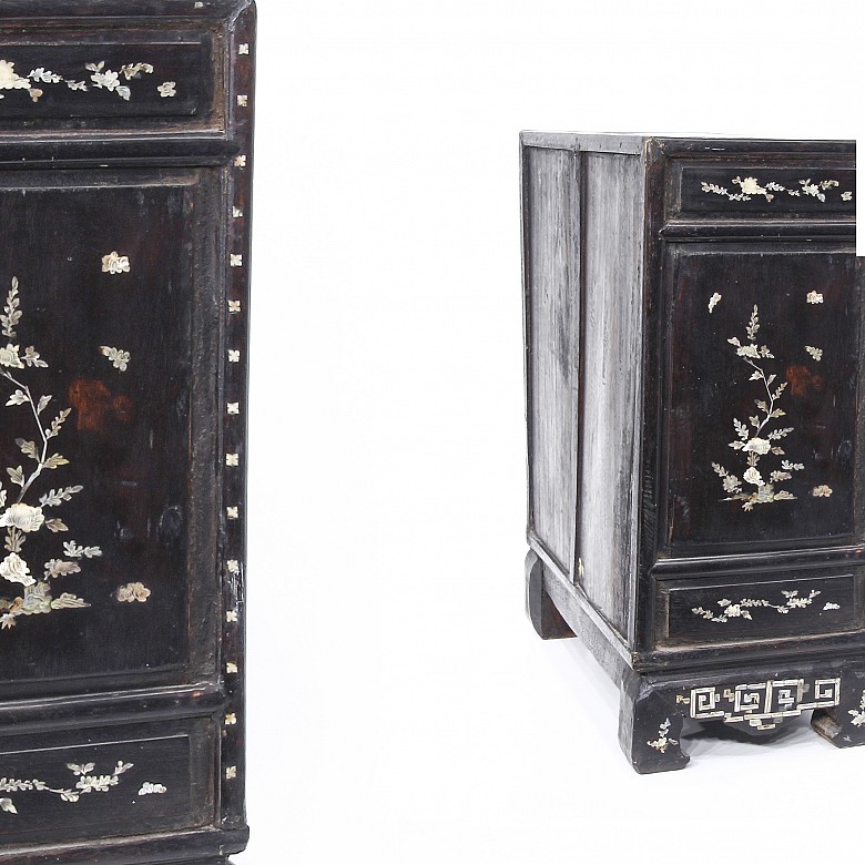 A Chinese lacquered cabinet with mother-of-pearl inlays, Qing dynasty.