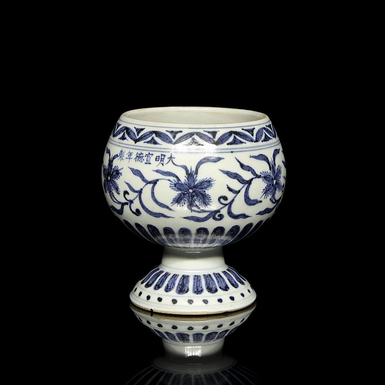 Copa de cerámica vidriada azul y blanco, con marca Xuande