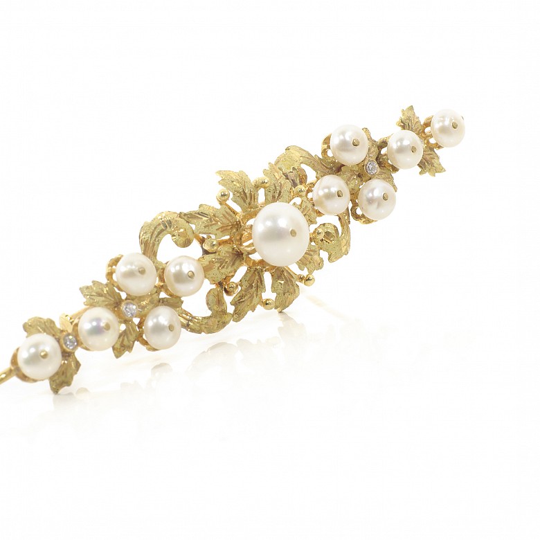 Elongated brooch in 18k yellow gold, pearls and zircons