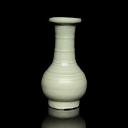 Glazed ceramic vase with a ‘Bamboo’ neck, Ming dynasty