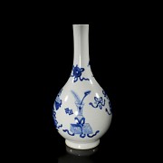 Blue-and-white glazed porcelain ‘Bogu Hua’ Dan Ping vase, Qing dynasty