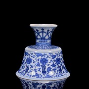 Enamelled porcelain ‘Chrysanthemums’ cup, with Qianlong seal