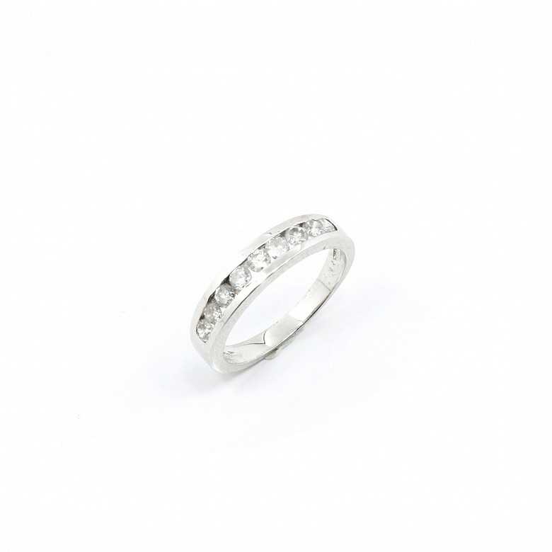 Ring in 18k white gold and diamonds.