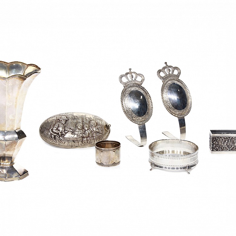 Set of silver pieces.