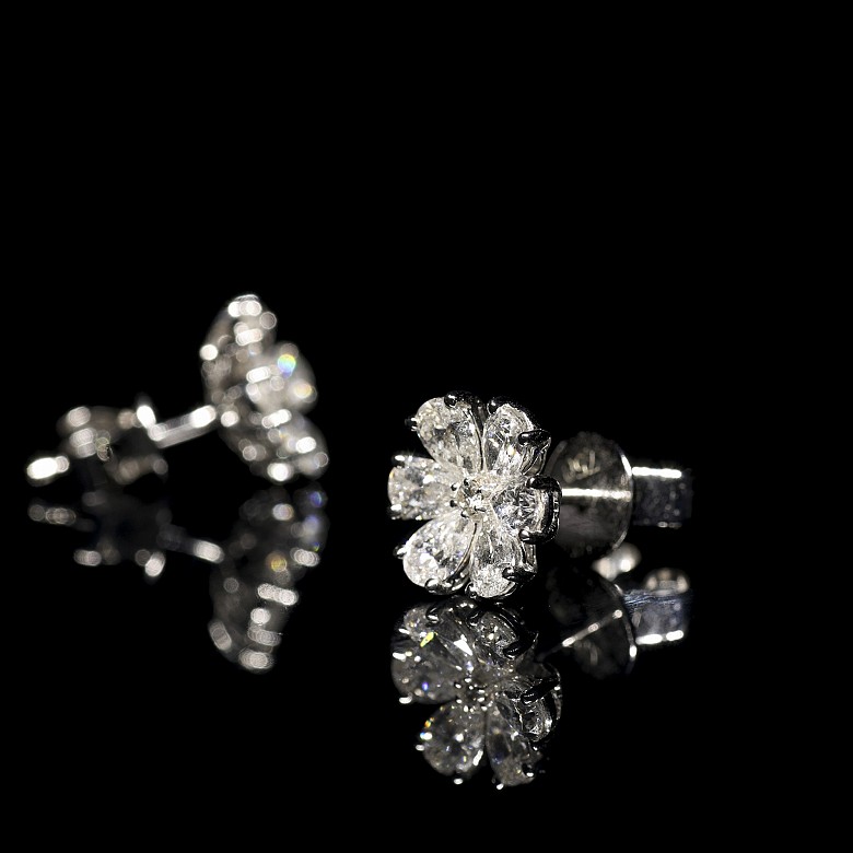 Earrings ‘Flower’ in 18 kt white gold and diamonds