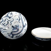 Porcelain-glazed ‘Dragon’ box, Ming dynasty