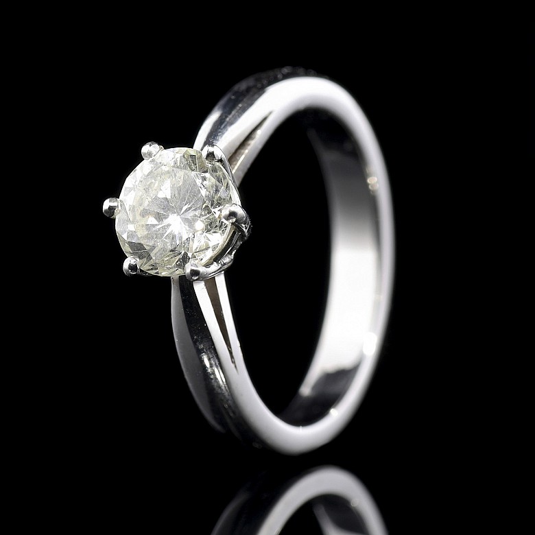 Solitario de oro blanco de 18 k con un diamante 1,15 ct