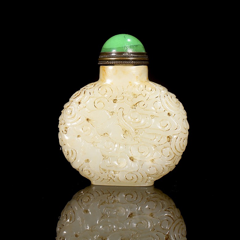 Carved jade ‘Dragon’ snuff bottle, Qing dynasty