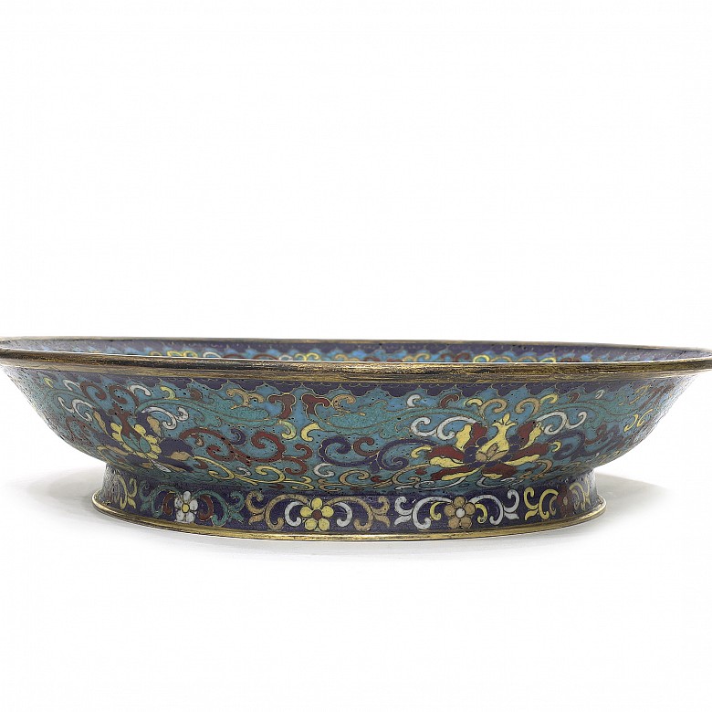 Plato de cloisonné, con sello Qianlong.