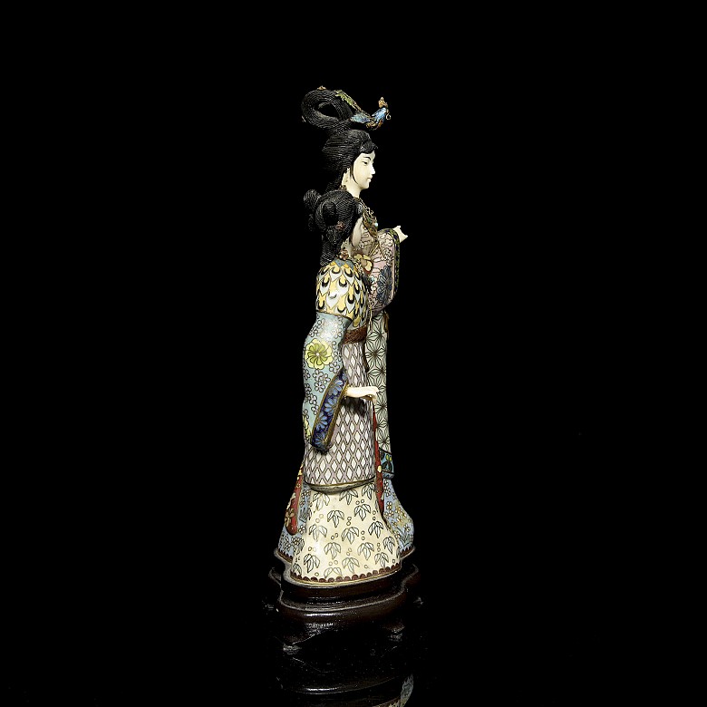 Figura con aplicaciones de bronce y esmalado cloisonné 