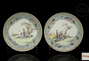 Pair of plates “Ladies in the garden”,  famille rose, Canton, 20th century