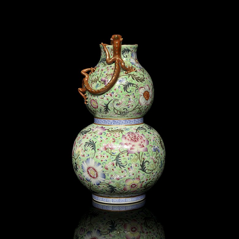 'Hulu' vase in pink family porcelain, with Qianlong seal