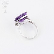 Ring with amethyst and diamonds in 18k white gold.