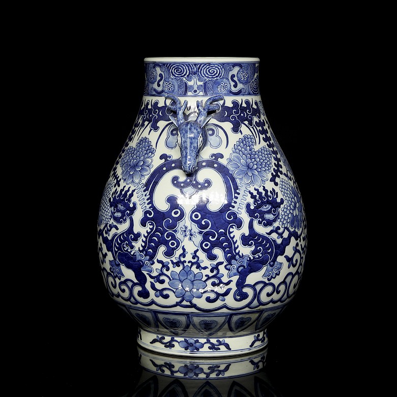 Hu ‘Deer and Dragon’ vase, Qing dynasty