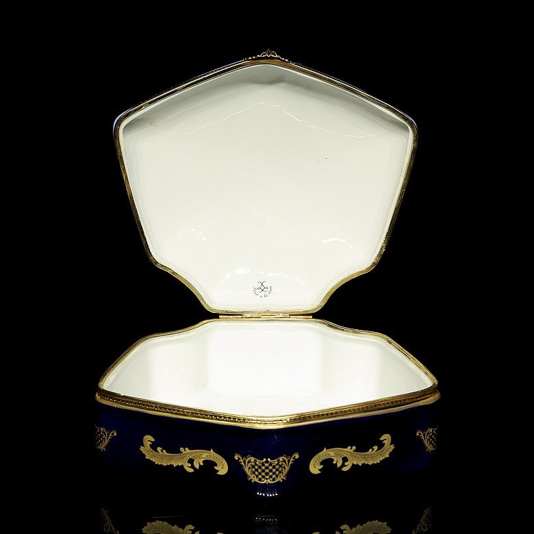 French porcelain jewellery box, Sèvres style, early 20th century