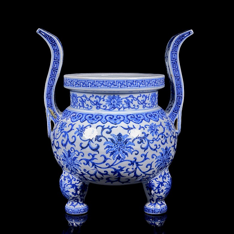 Incensario de cerámica vidriada azul y blanco, dinastía Qing