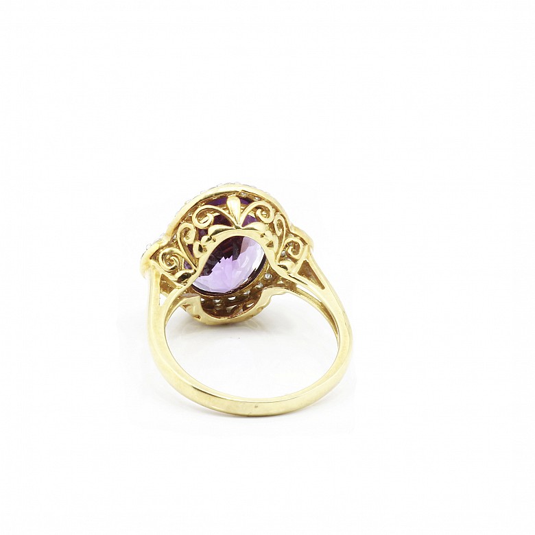 Ring in 18k yellow gold with amethyst and diamonds.