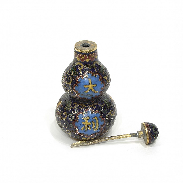 Cloisonne snuff bottle, with Qianlong mark.