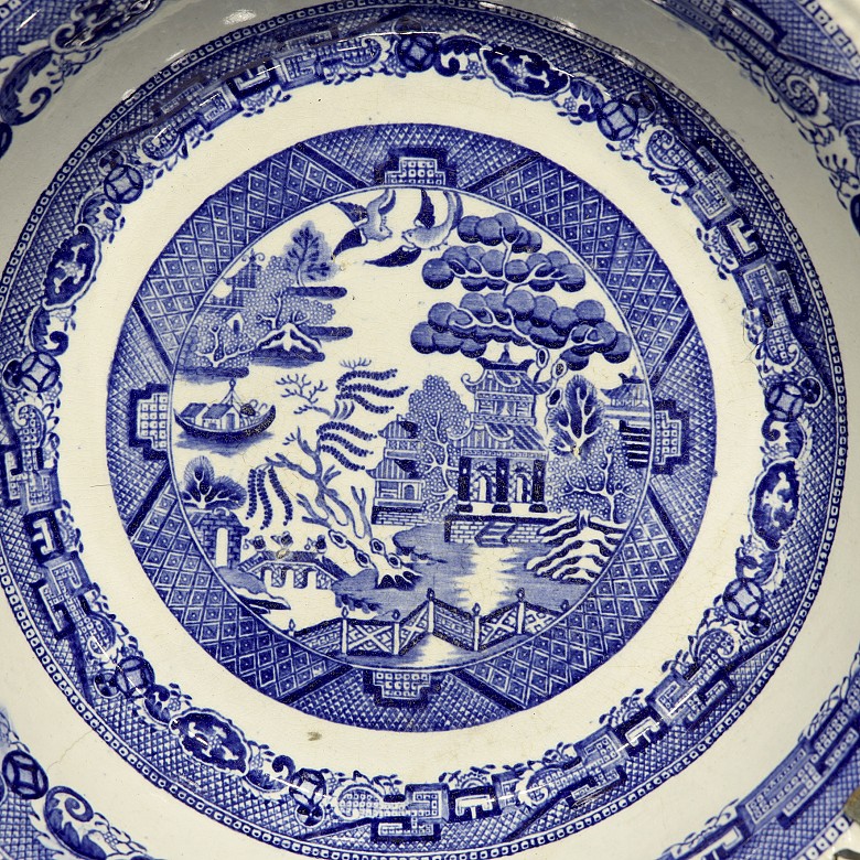 Porcelain dish with blue and white decorations, 20th century