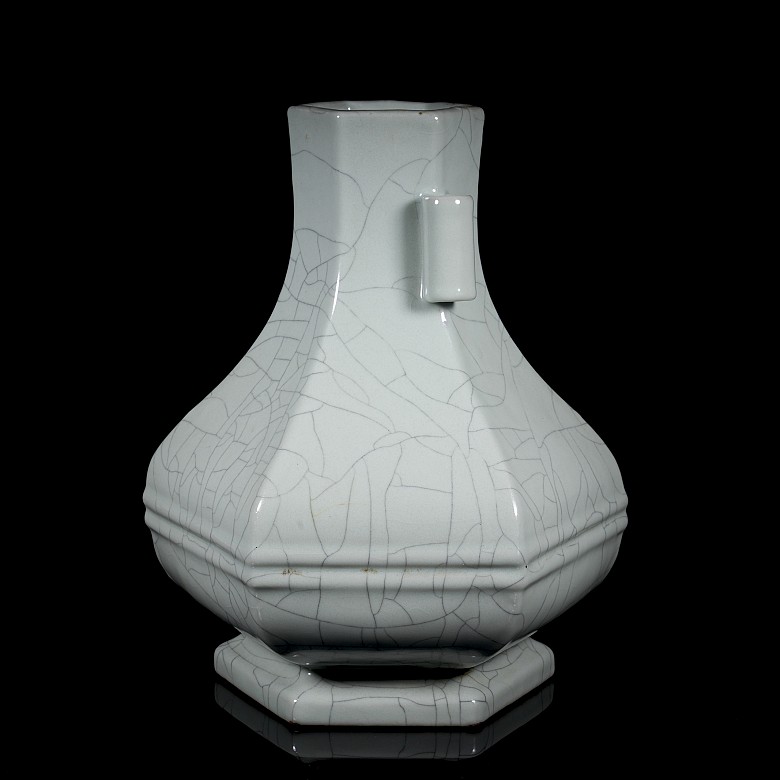 Hexagonal vase with ‘Geyao’ glaze, Qing dynasty