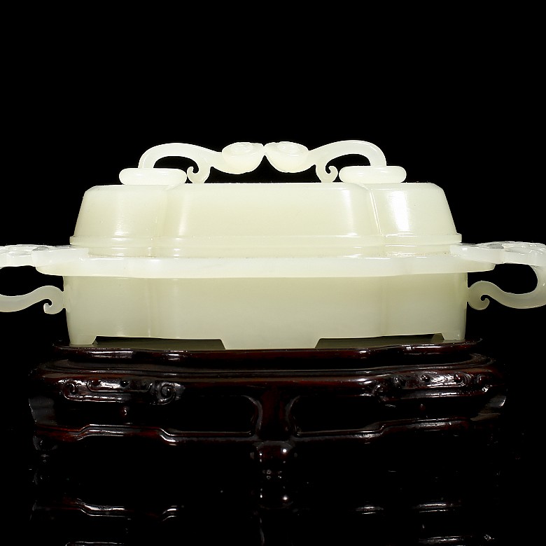 Heitan white jade lidded box, Qing dynasty, with Qianlong seal