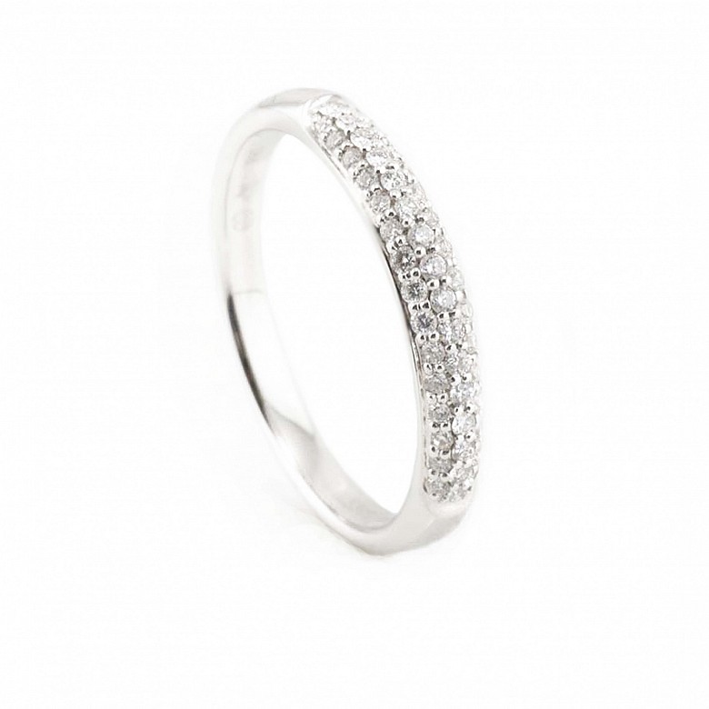 18k white gold ring with diamonds