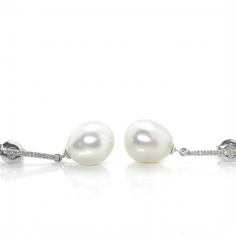 Earrings in 18k white gold, Australian pearls and diamonds