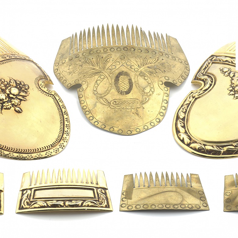 Set of fallera combs in golden metal