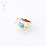 Turquoise and mother of pearl ring in 18k yellow gold.