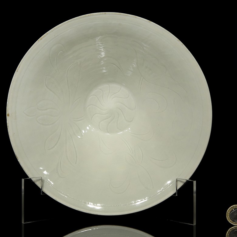 Porcelain bowl with incised decoration, 20th century