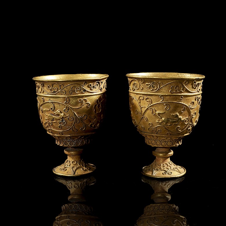 Pareja de copas de bronce dorado, estilo Tang