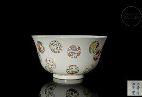 Polychrome porcelain bowl ‘Scenes’, Qing dynasty