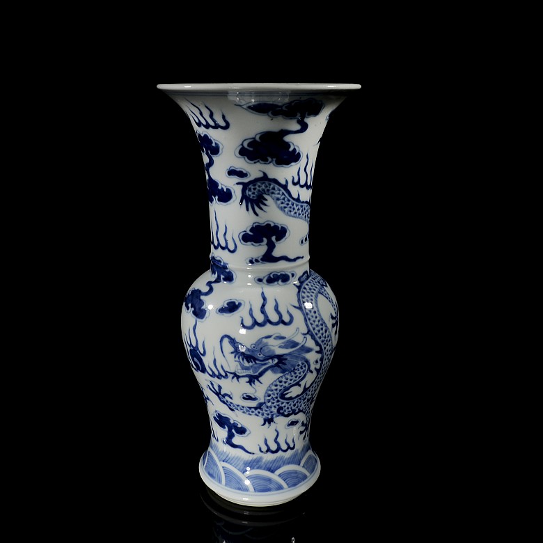 Blue and white glazed porcelain Zun Vase ‘Dragons’, with Kangxi mark