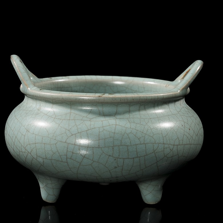 Celadon-glazed ceramic tripod censer, Song dynasty