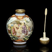 Botella de rapé de porcelana esmaltada, con marca Qianlong