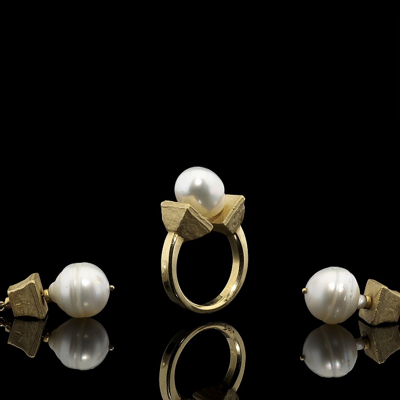 Set of earrings and ring of yellow gold and pearls